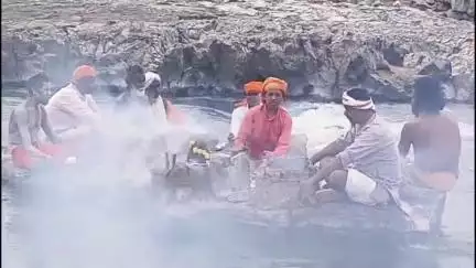 मंडला: सहस्त्र धारा में नर्मदा नदी के बीच संत माता धनेश्वरी द्वारा तप यज्ञ, दूर दराज से आए साधु संत