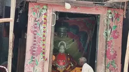 राजगढ़: राजगढ़ जिले के विश्व प्रसिद्ध मां बिजासन धाम मंदिर में भक्तों की भारी भीड़
