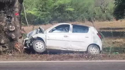 महोबा: कैमाहा के पास चित्रकूट दर्शन से लौट रहे परिवार की कार पेड़ से टकराई, पति-पत्नी की मौत, दो लोग गंभीर घायल