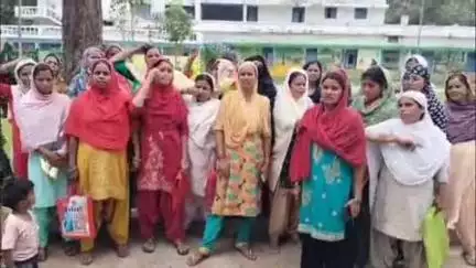 अंबिकापुर: वन भूमि पर बसे 39 परिवारों को बेदखली का नोटिस, ग्रामीणों ने सरगुजा डीएफओ कार्यालय का किया घेराव