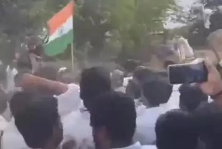 ఉరవకొండ: గొంచి తండాలో మాజీ ఎంపీ తలారి రంగయ్య పాదయాత్రను అడ్డుకున్న పోలీసులు: ఉద్రిక్తత పరిస్థితులు