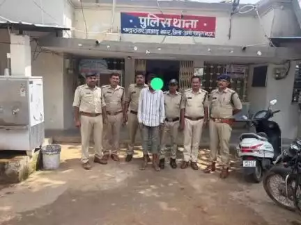 अलीराजपुर: चंद्र शेखर आजाद नगर पुलिस ने अज्ञात हत्या के आरोपियों को किया गिरफ्तार, लोहे की सब्बल से सिर पर वार कर की थी हत्या
