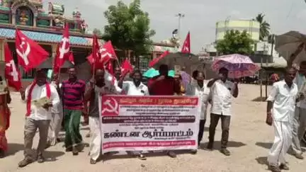 ராசிபுரம்: ஆர்.புதுப்பட்டியில் பழுதடைந்த நூலக கட்டிடத்தை சரி செய்ய வலியுறுத்தி கம்யூனிஸ்ட் கட்சியினர் குடை பிடித்து நூல் வாசிக்கும் போராட்டத்தில் ஈடுபட்டனர்