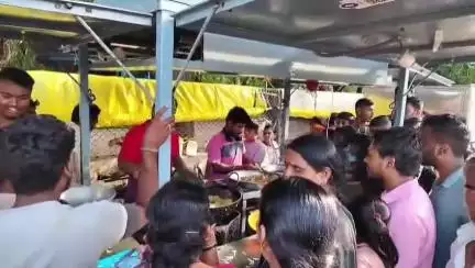 ಜಮಖಂಡಿ: ನಗರದಲ್ಲಿ‌ ಉಚಿತವಾಗಿ ವಡಾಪಾವ್ ವಿತರಿಸಿ ಆರ್.ಸಿ.ಬಿ ತಂಡದ ಗೆಲುವನ್ನ ಸಂಭ್ರಮಿಸಿದ ಅಭಿಮಾನಿ