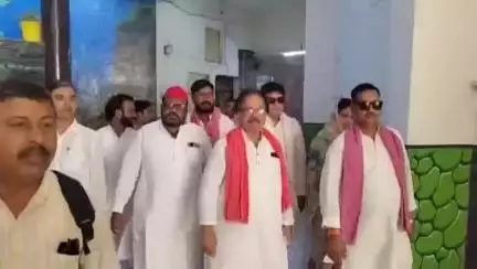 कानपुर: सपाइयों ने सफाई न होने पर नगर निगम मुख्यालय पहुंचकर अपर नगर आयुक्त को सौंपा ज्ञापन