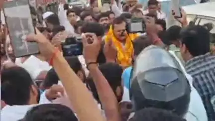 तरबगंज: नवाबगंज के लोलपुर में पूर्व सांसद विनयशंकर तिवारी का समर्थकों ने किया स्वागत, सरकार बदलने के लिए संघर्ष का आह्वान किया
