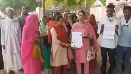 मुरैना नगर: रूंद का पुरा गांव के ग्रामीणों ने कलेक्ट्रेट पहुंचकर दिया ज्ञापन, कहा- कुछ लोगों ने नालियों का पानी रोका, लोग परेशान