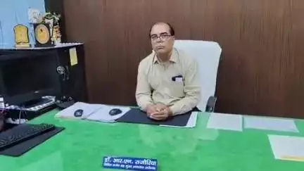 भिंड नगर: सिविल सर्जन डॉक्टर आरएन राजोरिया ने भिंड जिला अस्पताल की स्टाफ नर्स को ठीक से काम करने के निर्देश दिए