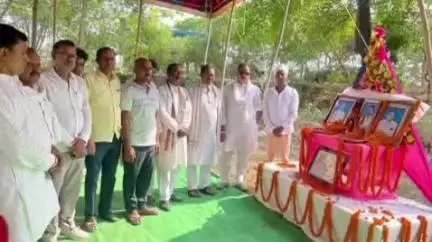 राजपुर: अहियापुर: मातम पूर्सी में राजपुर विधायक विश्वनाथ राम ने शोकाकुल परिजनों को दी सांत्वना