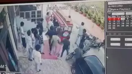 रूड़की: पठानपुरा में बाइक खड़ी करने से नाराज लठबाज महिला ने की लठबाजी, सीसीटीवी वीडियो हुआ वायरल
