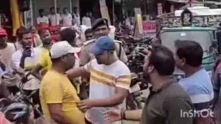 बखरी: बखरी बाजार में पॉलिथीन पाबंदी पर नगर कर्मियों की कार्रवाई से व्यवसायियों में आक्रोश, सड़क जाम