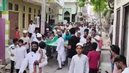 घोसी: मझवारा मोड़ स्थित ख़्वाजा महमूद बहरंग बेलाली के 470 वें सालाना उर्स पर अक़ीदतमन्दों ने की चादरपोशी