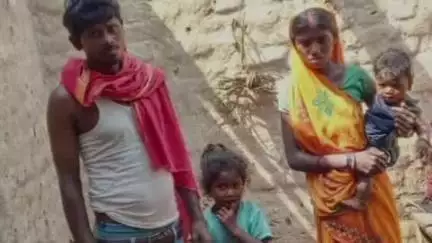 सारठ: बिरजामुन गांव में आग लगने से घर का छत व सारा सामान जलकर खाक, सीओ से मुआवजे की मांग