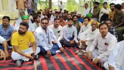 छिबरामऊ: बहवलपुर उपफीडर पर भा.कि.यू. भानू के पदाधिकारी ने बिजली समस्या को लेकर किसानों के साथ किया प्रदर्शन
