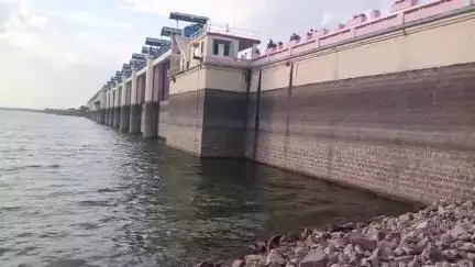 तालबेहट: माताटीला बांध की सुरक्षा के लिए बनाई गई दीवार की उखड़ी पिचिंग, स्थानीय लोगों ने अधिकारियों पर खानापूर्ति का लगाया आरोप