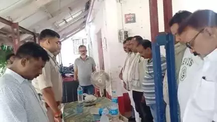 महागामा: महागामा थाना परिसर में शांति समिति की बैठक से पहले सचिव किरमान अंसारी को दी गई श्रद्धांजलि