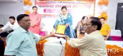 संभल: हिंदू जागृति मंच और केमिस्ट एसोसिएशन द्वारा पत्रकारिता दिवस पर पत्रकार सम्मान समारोह का आयोजन एक रिसॉर्ट में किया गया
