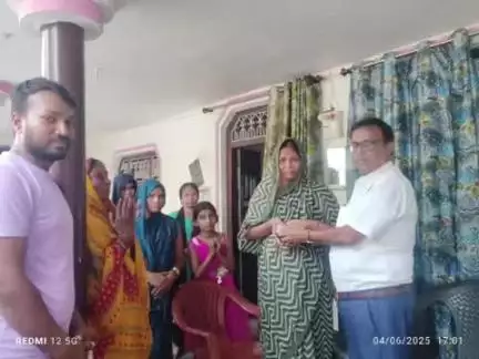 मधुबन: मधुबन के एसडीएम ने संग्रह अमीन की मृत्यु पर परिजनों को 20 हजार रुपए की सहायता राशि प्रदान की, हर संभव मदद का आश्वासन दिया