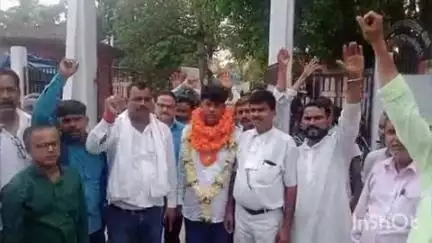 बांका: नगर परिषद के मुख्य पार्षद पद के उपचुनाव के लिए बाल मुकुंद सिंहा ने किया नामांकन, कल अंतिम दिन