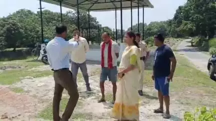 बेतिया: महापौर ने चंद्रावत नदी के तूफानी घाट पर बने मुक्ति धाम का एई के साथ किया निरीक्षण