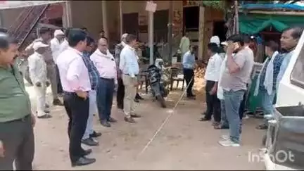 सादाबाद: सादाबाद में हाईवे पर तहसीलदार के नेतृत्व में टीम ने अतिक्रमणकारियों को दी चेतावनी