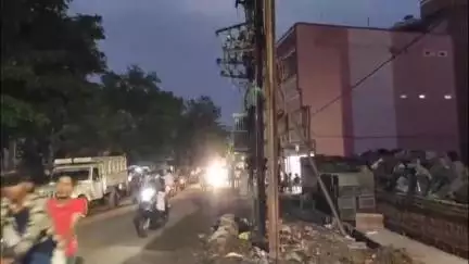 कोडरमा: शहर में सड़क किनारे बिजली के खंभों से दुर्घटना, भाजपा जिलाध्यक्ष ने उपायुक्त से कार्रवाई की मांग की
