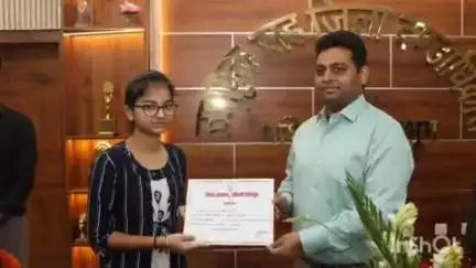 चाईबासा: उपायुक्त ने इंटरमीडिएट परीक्षा में राजभर के पहले और दूसरे स्थान प्राप्त करने वाले विद्यार्थियों को किया सम्मानित
