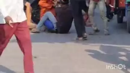 बिजनौर: बिजनौर में मोईन के चौराहे पर दो युवकों के बीच लात-घूसे चले, वीडियो हुआ वायरल