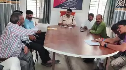 खिलचीपुर: छापीहेड़ा पुलिस थाना परिसर में बकरा ईद को लेकर शांति समिति की बैठक आयोजित