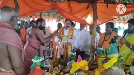 సత్తుపల్లి: కాకర్లపల్లి లో ముత్యాలమ్మ తల్లి పున ప్రతిష్ట మరియు బొడ్డు రాయి పూజా కార్యక్రమంలో పాల్గొన్న మంత్రి తుమ్మల