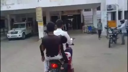हमीरपुर: हमीरपुर मुख्यालय में ट्रक की टक्कर से बाइक सवार दो युवक घायल, एक की हुई मौत