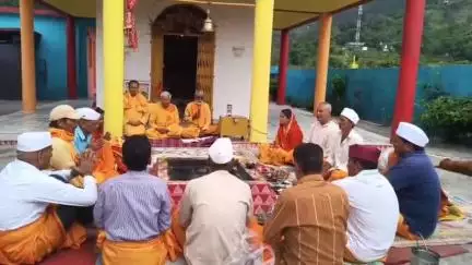 कपकोट: गायत्री परिवार की अखंड दिव्य ज्योति क्लश रथयात्रा कपकोट स्थित मां बाराही मंदिर पहुंचने पर लोगों ने किया स्वागत