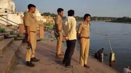 बाह: गंगादशहरा को लेकर बटेश्वरनाथ मंदिर पर एसीपी ने किया निरीक्षण, घाटों पर पुलिस रहेगी मुस्तैद