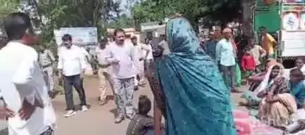पुष्पराजगढ़: राजेंद्रग्राम में ग्रामीणों ने सड़क पर शव रखकर किया चक्का जाम