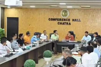चतरा: चतरा समाहरणालय में उपायुक्त ने राजस्व, भूमि सुधार व वन पट्टा विभाग की समीक्षा बैठक की