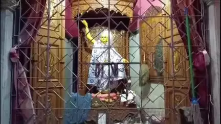 নবদ্বীপ: গঙ্গা পুজো উপলক্ষে স্নান যাত্রীদের নিরাপত্তার স্বার্থে রানীরঘাট সহ একাধিক গঙ্গার ঘাটকে বাঁশ দিয়ে ব্যারিকেড দিল পৌরসভা