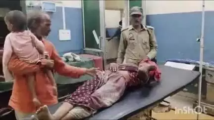 बांदा: बसहरी गांव में घरेलू झगड़े पर जेठानी ने अपनी देवरानी को मारपीट कर किया घायल, पुलिस ने कराया मेडिकल