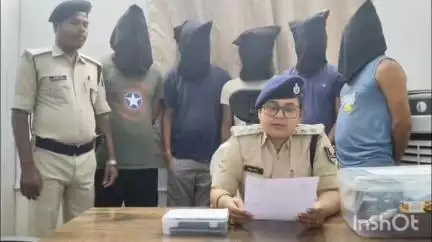 नवादा: साइबर थाना में डीएसपी प्रिया ज्योति ने की प्रेस वार्ता, SP के आदेश पर बेल्डा गांव में छापामारी में 5 गिरफ्तार