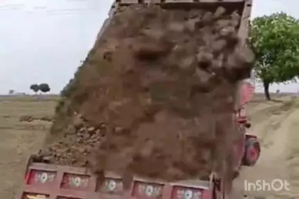बड़ौदा: धनखेड़ा में ग्रामीणों के सहयोग से बन रही सड़क, पंचायत सरपंच भी करेंगे सहयोग