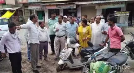 रॉबर्ट्सगंज: रॉबर्ट्सगंज में व्यापारियों की नाराजगी के बाद नाला निर्माण का निरीक्षण EO और नपा अध्यक्ष ने किया