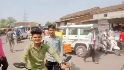 रामपुर नैकिन: अर्जुन नगर तिराहे के पास तेज रफ्तार ट्रक अनियंत्रित होकर दुर्घटनाग्रस्त, दो लोग घायल