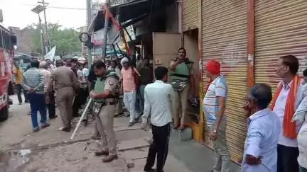 बबेरू: कस्बे के मुख्य चौराहे पर घरेलू बंटवारे को लेकर पुत्र ने मां पर चाकू से किया हमला, दूसरे दिन दरवाजा तोड़कर