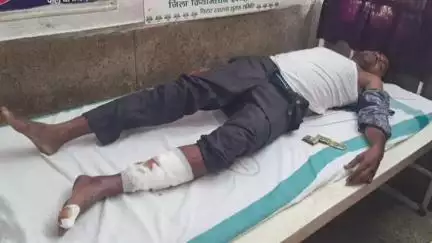 कुटुंबा: अंबा बाजार के हनुमान मंदिर के समीप सड़क किनारे खड़े युवक को अनियंत्रित हाइवा ने मारी टक्कर, रेफर किया गया
