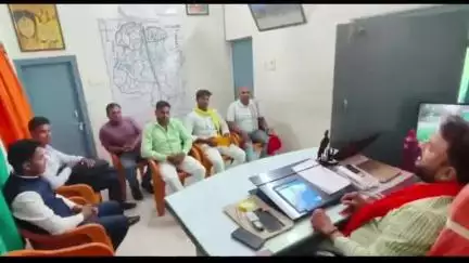 घोसी: घोसी विधानसभा से पूर्व विधायक विजय राजभर ने सुनीं फरियादें, कैंप कार्यालय पर हुआ जनता दर्शन