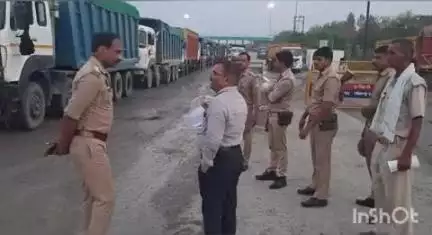 रॉबर्ट्सगंज: लोढ़ी बैरियर पर पुलिस और खनन विभाग की संयुक्त टीम ने चेकिंग कर ओवरलोड वाहनों का चालान किया