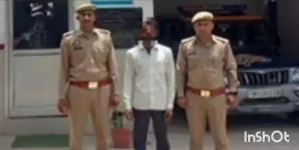 नगीना: बढ़ापुर क्षेत्र के गांव शाहअलीपुर कोटरा में पुलिस ने गैंगस्टर के एक वांछित अभियुक्त को गिरफ्तार कर किया चालान