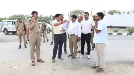 मिलक: जिलाधिकारी जोगिंदर सिंह और पुलिस अधीक्षक ने मिलक के जीरो पॉइंट पर अफसरों को कहा, कल हाइवे किनारे वृक्षारोपण करें