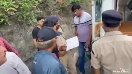 सतपुली: सतपुली बांघाट रोड पर बाइक सवार और डंपर की टक्कर में तीन लोग घायल, भेजा गया हंस अस्पताल चमोली सैण