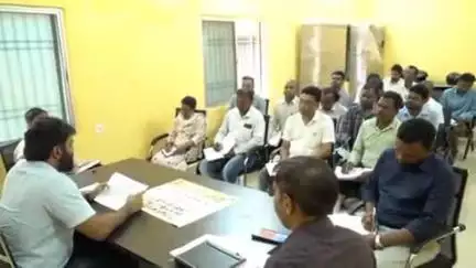 बगीचा: कलेक्टर ने सन्ना तहसील के बाबू और कई पटवारियों की ली समीक्षा बैठक, कई पर नोटिस जारी करने के दिए निर्देश