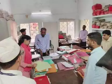 हाजीपुर: वैशाली ज़िला अधिकारी वर्षा सिंह ने समाहरणालय में विभिन्न कार्यालयों का निरीक्षण किया